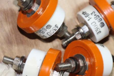 真空開(kāi)關(guān)管的氣密絕緣系統(tǒng)、屏蔽系統(tǒng)以及導(dǎo)電系統(tǒng)